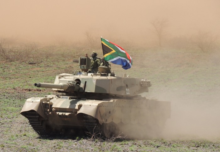 Lục quân Nam Phi diễn tập bắn đạn thật Seboka 2012 ảnh 1